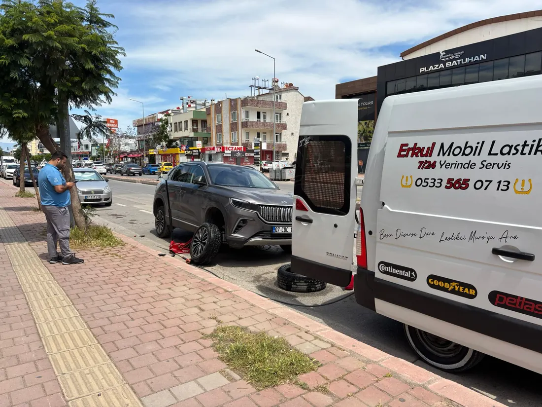 Cadde kenarında araç lastiği değişimi