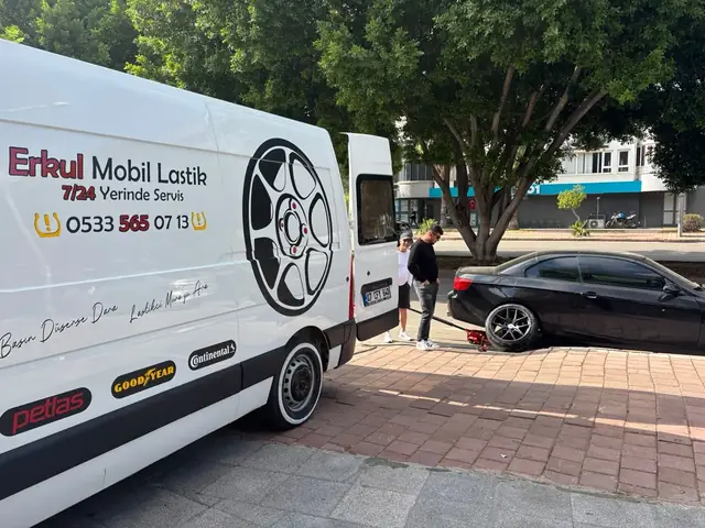 Şehir içinde kaldırım kenarında lastik değişimi