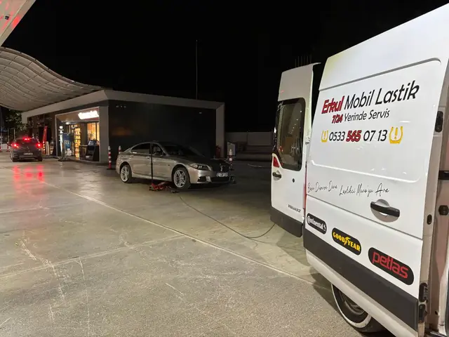 Gece kapalı alanda lastik değişimi