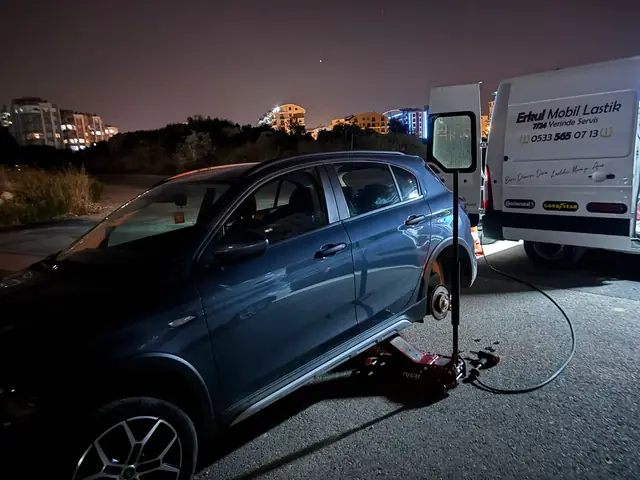 Gece Antalya'da yol kenarında lastik değişimi