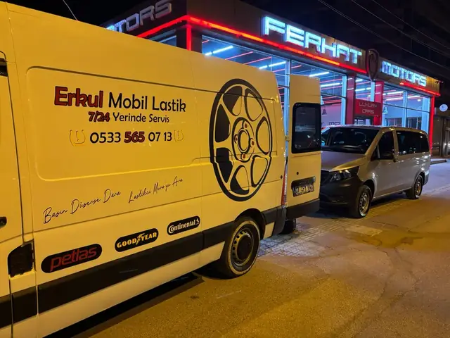 Gece plaza önünde yerinde lastik servisi