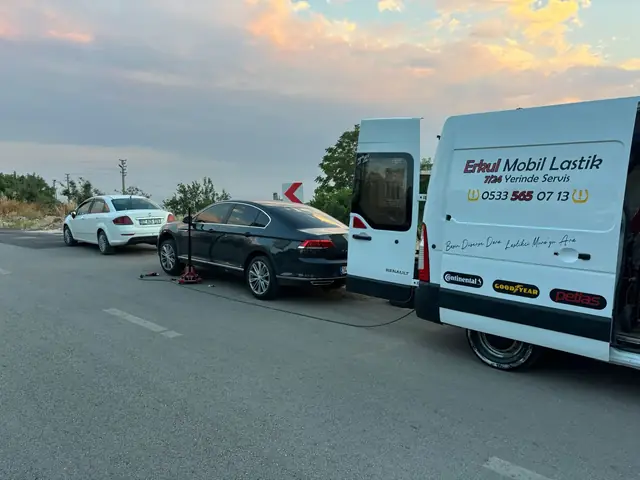 Gün batımında otoyol kenarında yerinde lastik servisi