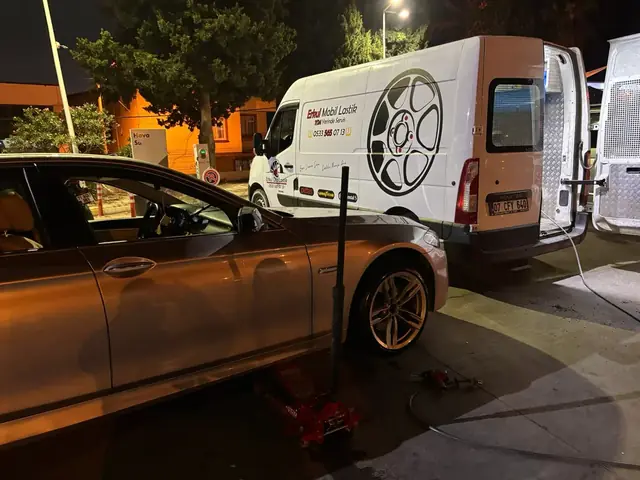 Krikoya alınmış araçta lastik değişimi