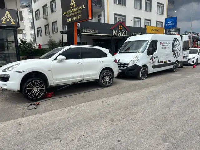Yol kenarında SUV aracın lastik değişimi