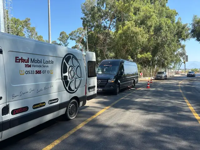Yol kenarında bekleyen servis aracı