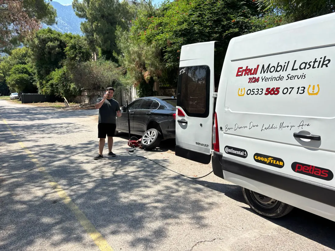 Servis aracının yanında çalışan teknisyen
